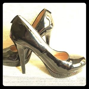 Call it Spring black patent pumps! Gorg, like new!